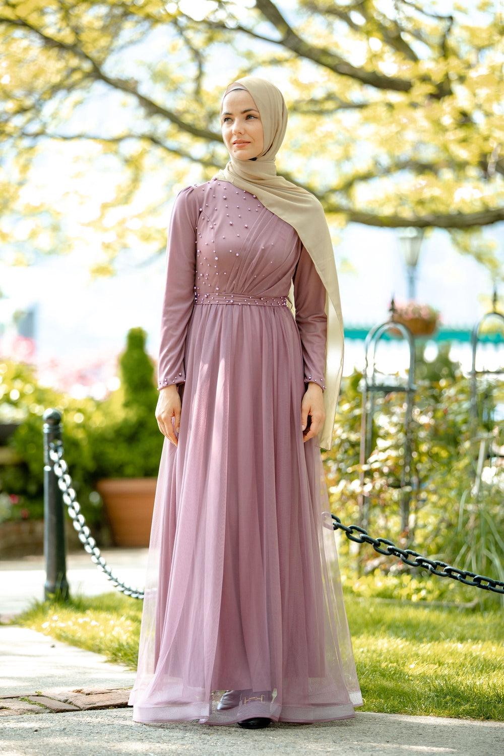 Elegant long-sleeved mauve gown with hijab from the Side Pearl Gown collection