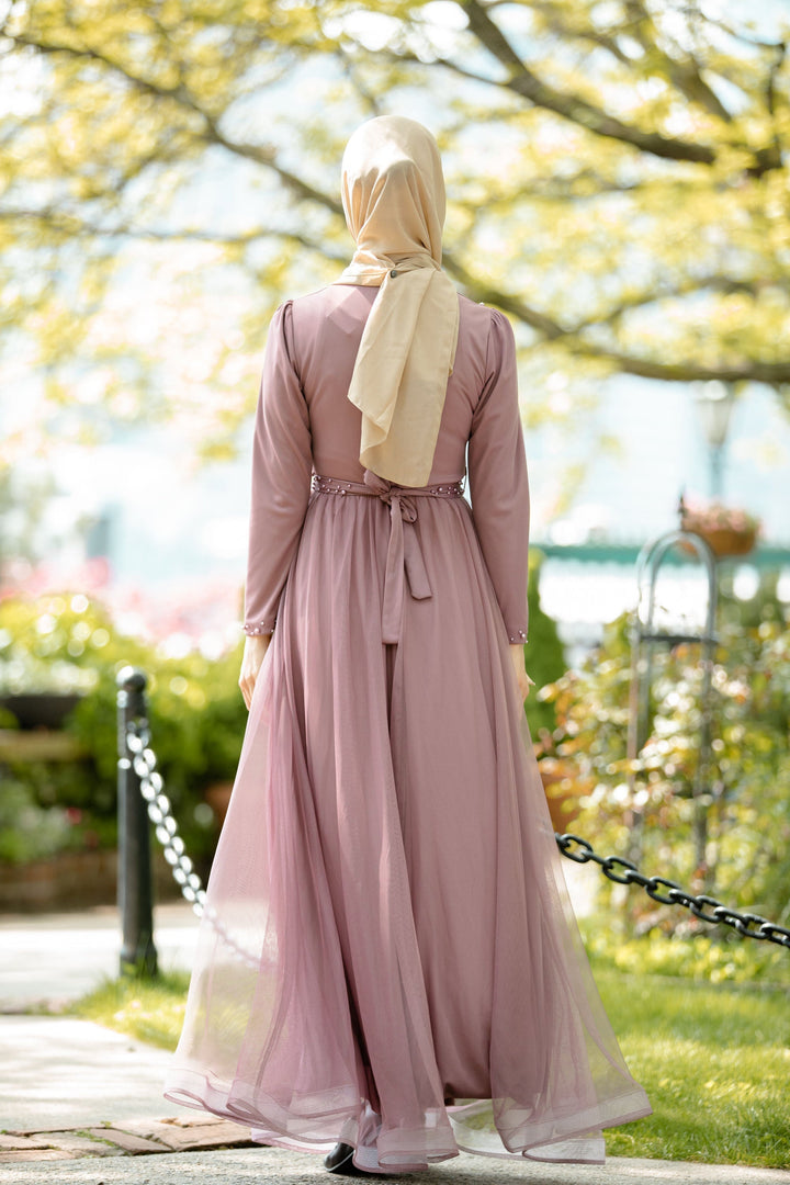 Long-sleeved mauve maxi dress with hijab, perfect for a stylish pearl gown look