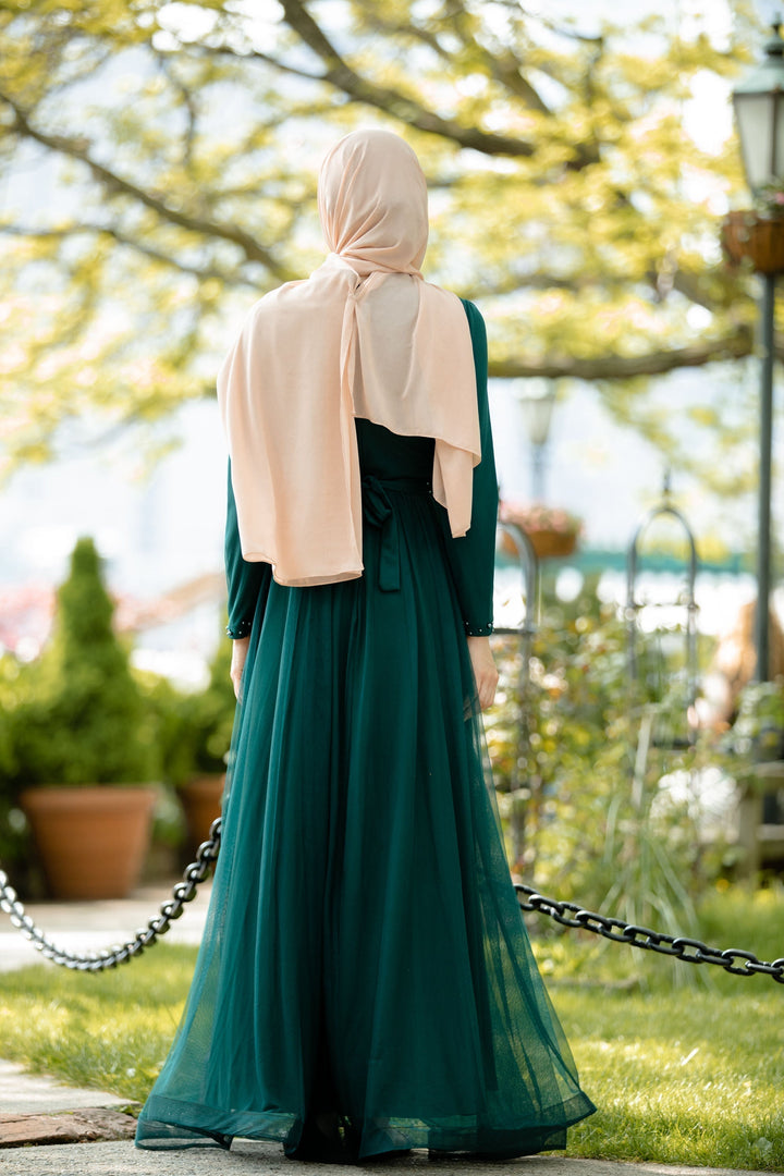 Emerald green maxi dress with hijab, featuring elegant details of the Side Pearl Gown